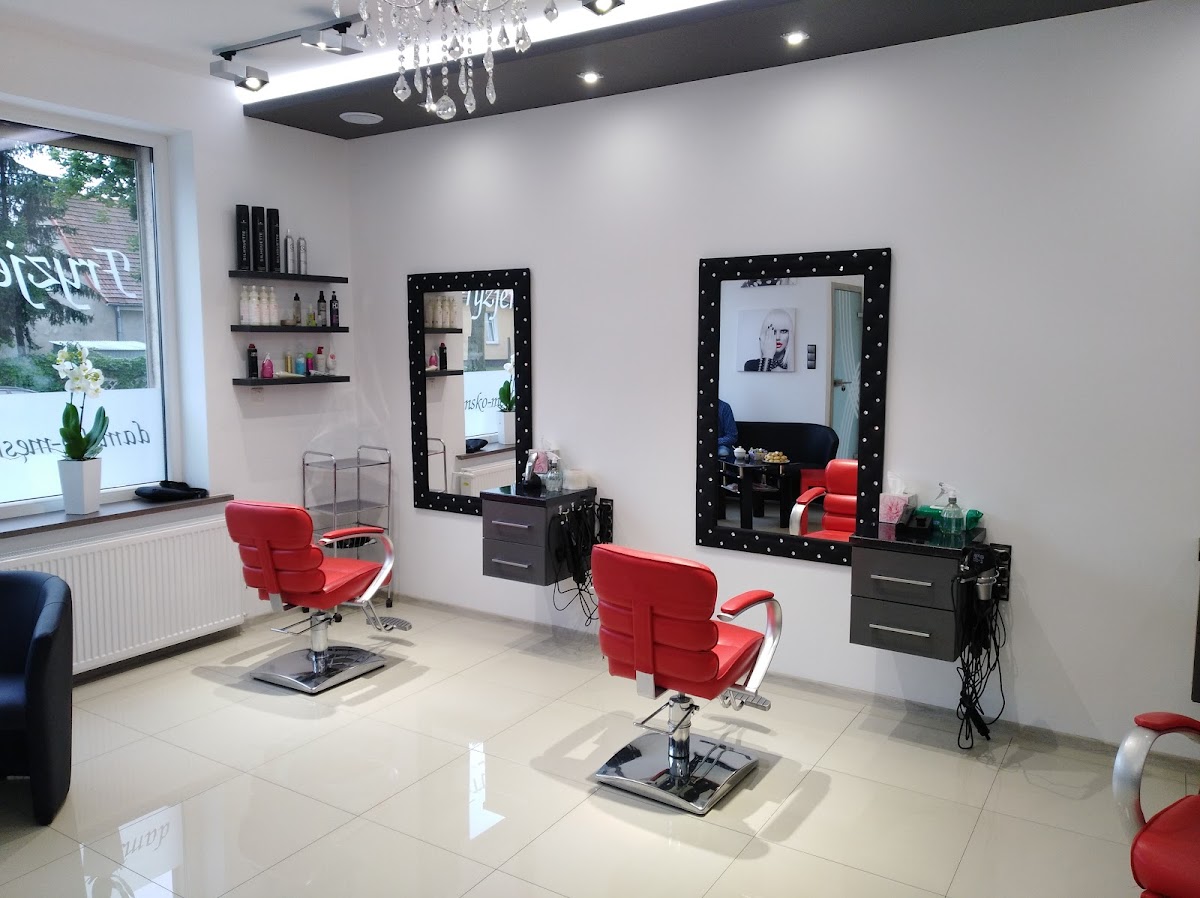 Przestronne wnętrze salonu